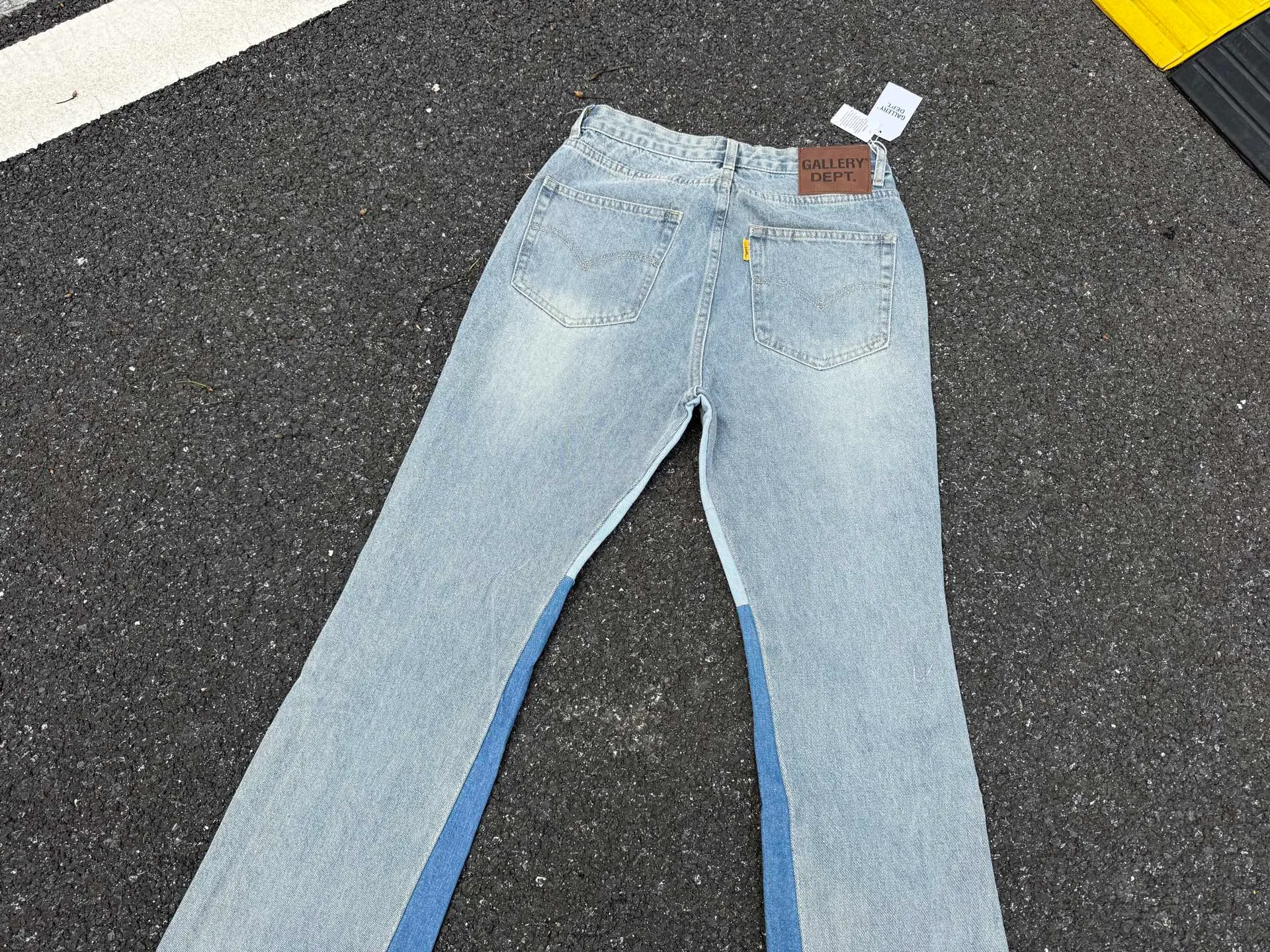 P246💰G11 GALLERY DEPT. Denim bell-bottoms, washed and distressed spliced ​​jeans. GALLERY is attracted by these bell-bottoms. Whether it is a reset of Carhartt or Levis, it creates a strong brand style. Since these pants are modified from rare vintage, the production capacity is limited. Therefore, after many icons wore them, these pants were once hard to find. Later, perhaps due to the improvement of GD's business in the past two years and the expansion of production lines, the brand itself lowered the price, so I can't wait any longer for these pants this year and will definitely buy them. During the process of the denim washing plant, the owner of the washing plant helped introduce a boss who had worked for Levi's foundry and started his own business. This also paved the way for the following styles. Therefore, Levi's remodeled single product for the base plate is really familiar. Whether it is the fabrics supplied or the lathes used in production, there is nothing to choose from. -Color: blue -Size: S-XXL (corresponding to 28-36)